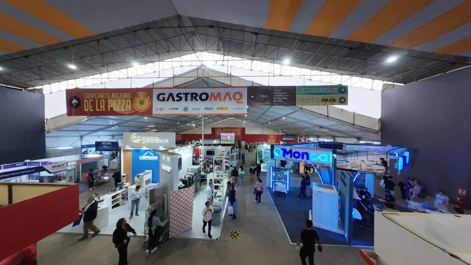 Vista del pabellón de Gastromaq 2026 desde el segundo nivel, con los stands y el público de la feria